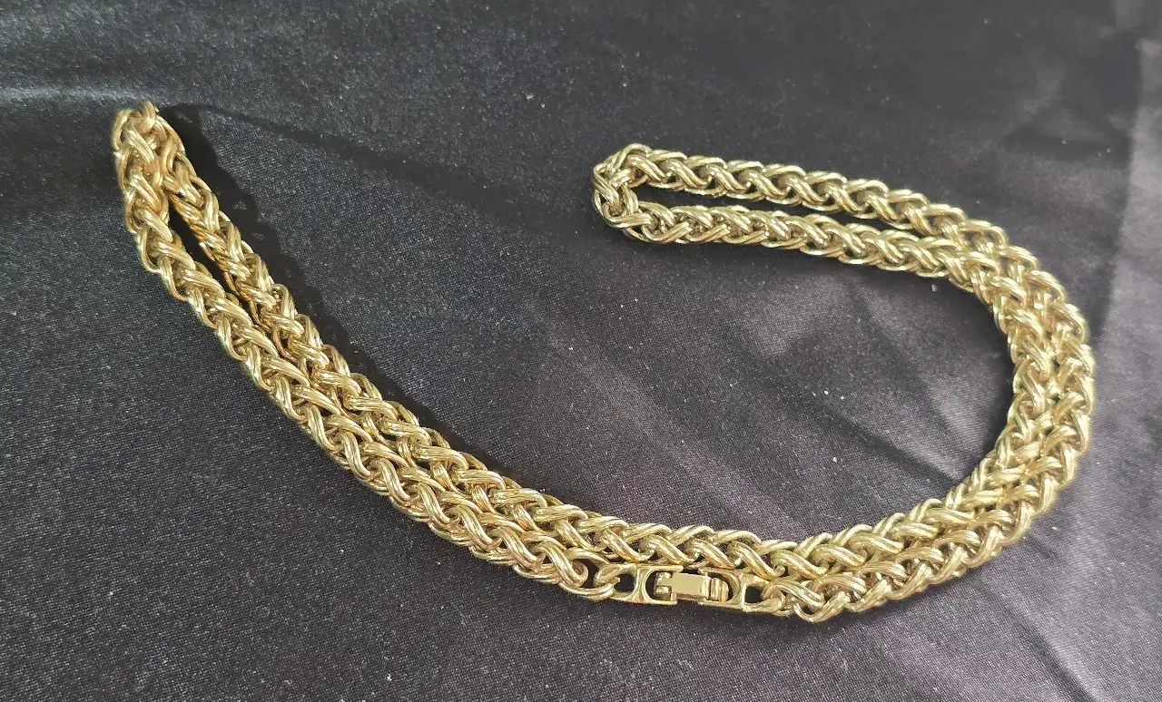 שרשרת זהובה בעלת נוכחות מרשימה המאופיינת בסגנון קלאסי ויוקרתי