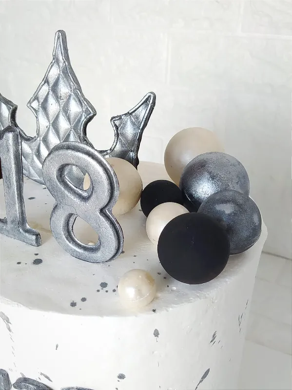 עוגת יום הולדת 18 🖤