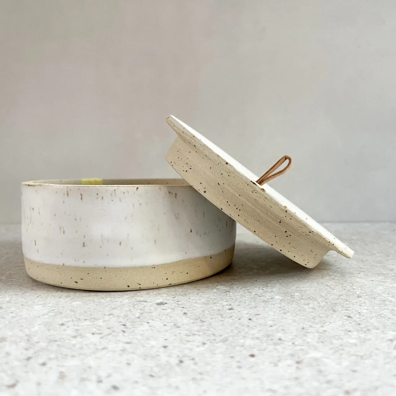 כלי אחסון קרמי מנוקד