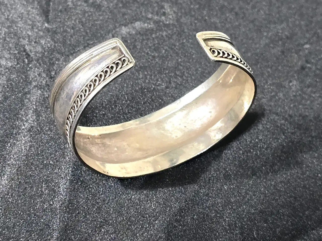 צמיד כסף 925 קשיח.  אורך: 16.7 ס"מ.  משקל: 17.5 גרם.  מצב שמור וטוב,