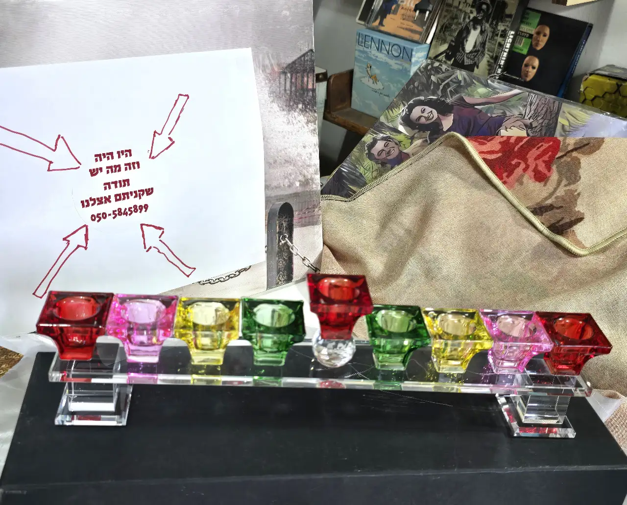 חנוכיה מהממת ביופיה מלאה בצבע עשויה מזכוכית צבעונית