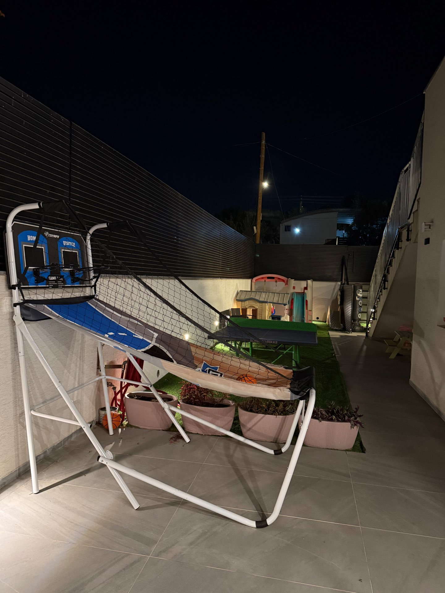 חצר משחקים לילדים ושולחן פינג פונג