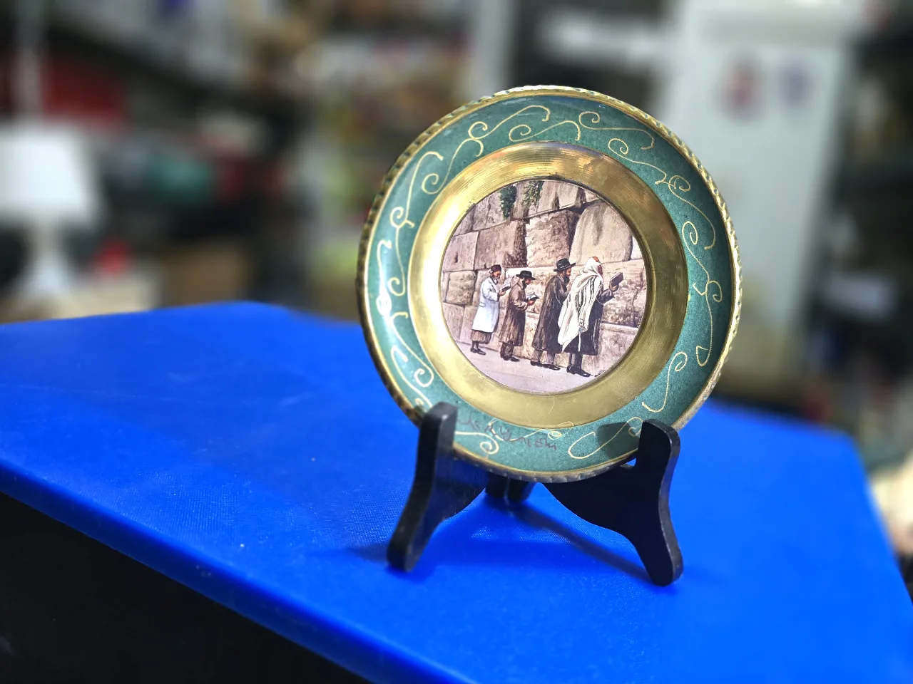 צלחת תליה ישראלית קטנה שנות ה60 עשויה נחושת מעוטרת הדפס מתפללים בכותל חתומה נושאת בול מס קניה מצב מצוין קוטר 14.5