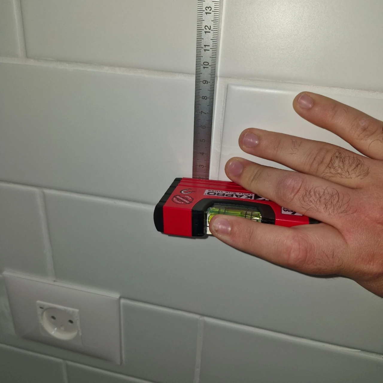 בדק בית דירה חדשה מקבלן - הפרשי גובה בין אריחי חיפוי במטבח