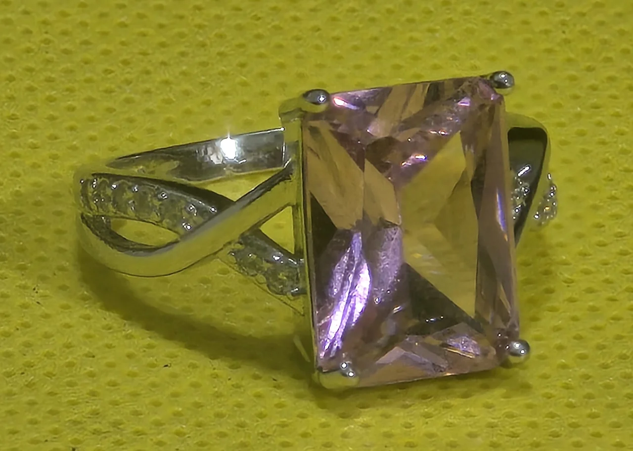 טבעת כסף סטרלינג בציפוי זהב לבן 18 קראט עם אבן גדולה בצבע ורוד סגלגל