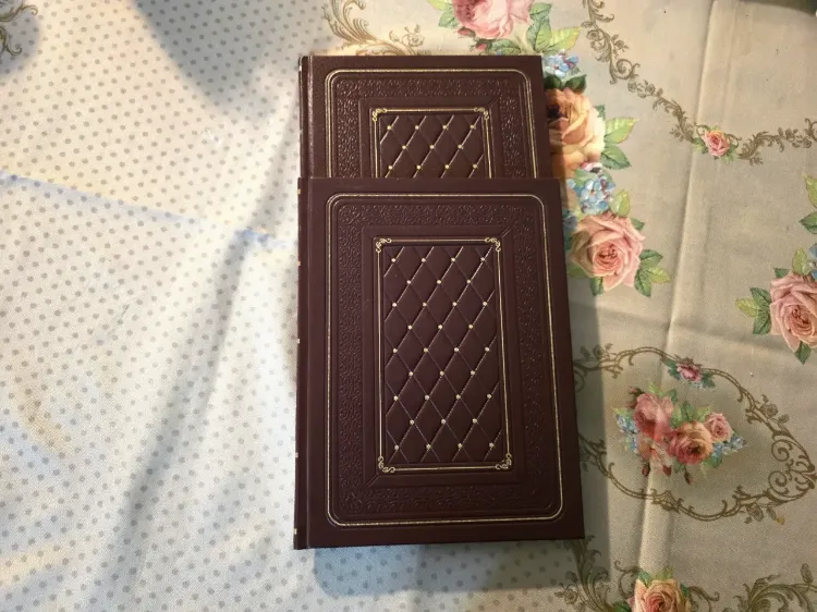 זוג הגדות פראג מהדורת פקסימיליה כחדש כריכה מהודרת מידות: 27×21 ס"מ