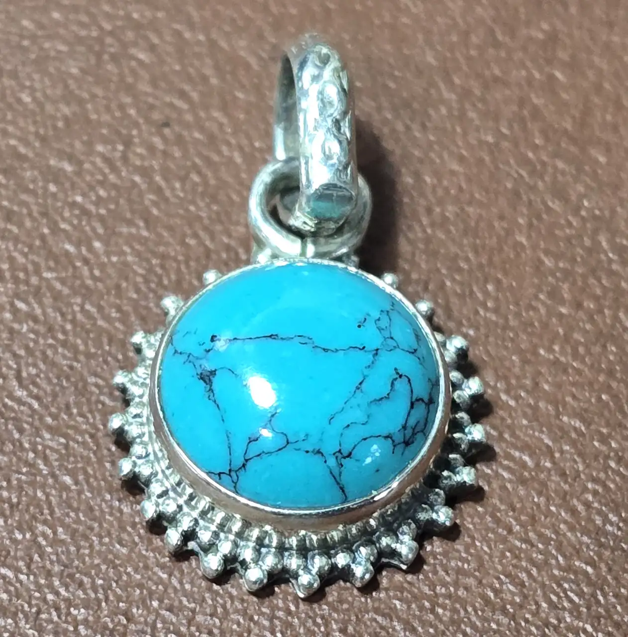 תליון כסף 925 חתום במרכזו שבוץ אבן תורכיז  קוטר 1 ס'מ