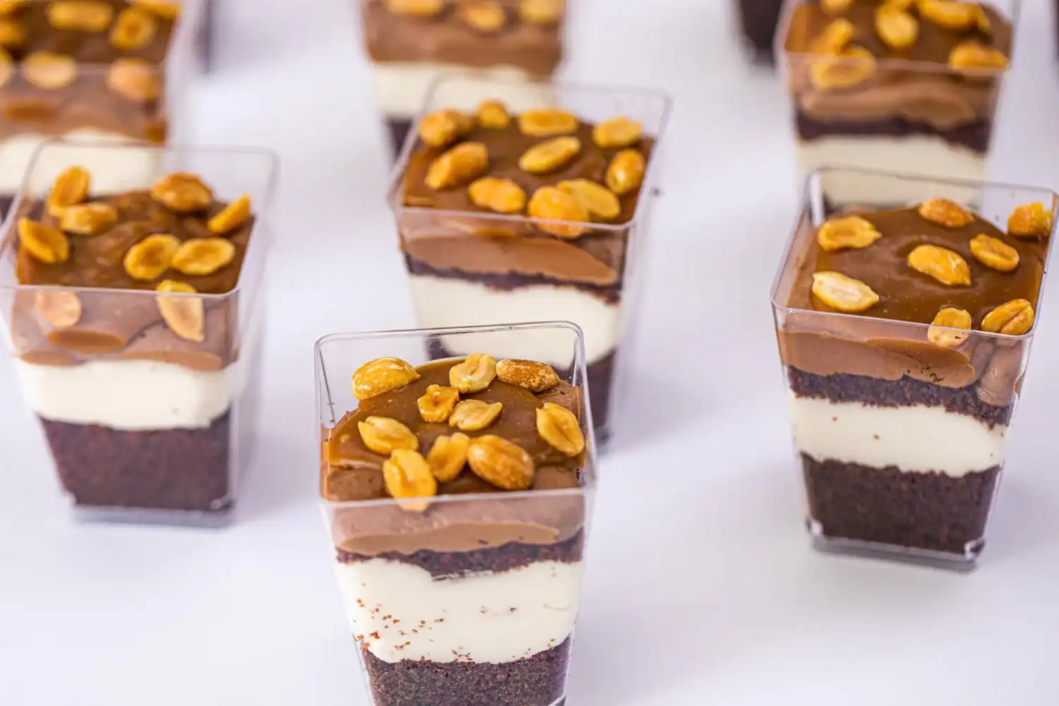 קינוחי כוסות שמרים – שילוב מושלם של יופי, טעם ואלגנטיות אישית