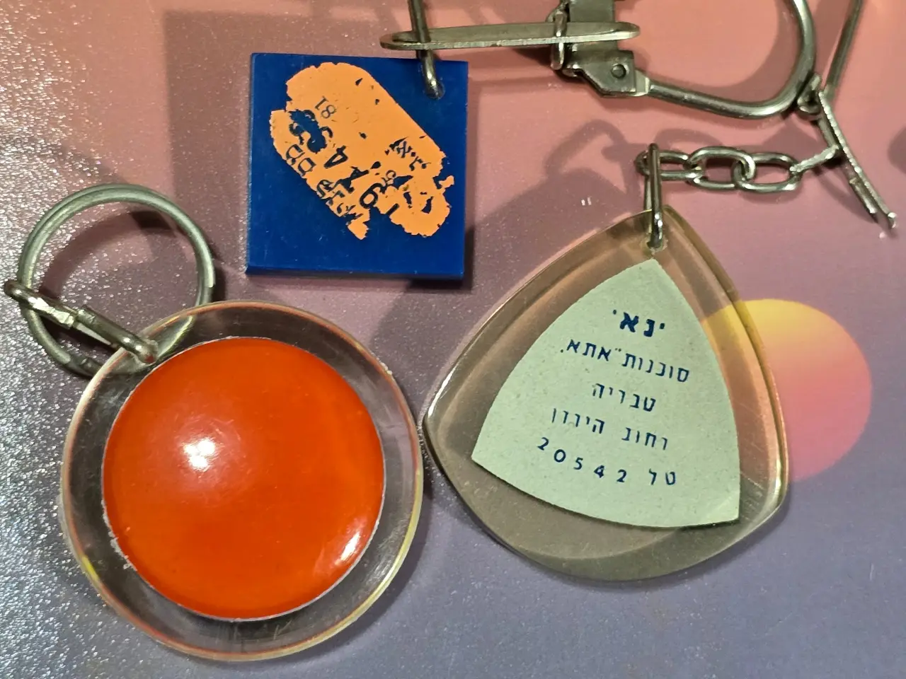 לוט 3 מחזיקי מפתחות של אופנת אתא, שנות השישים, אחד מהם נושא מדבקת מס קניה