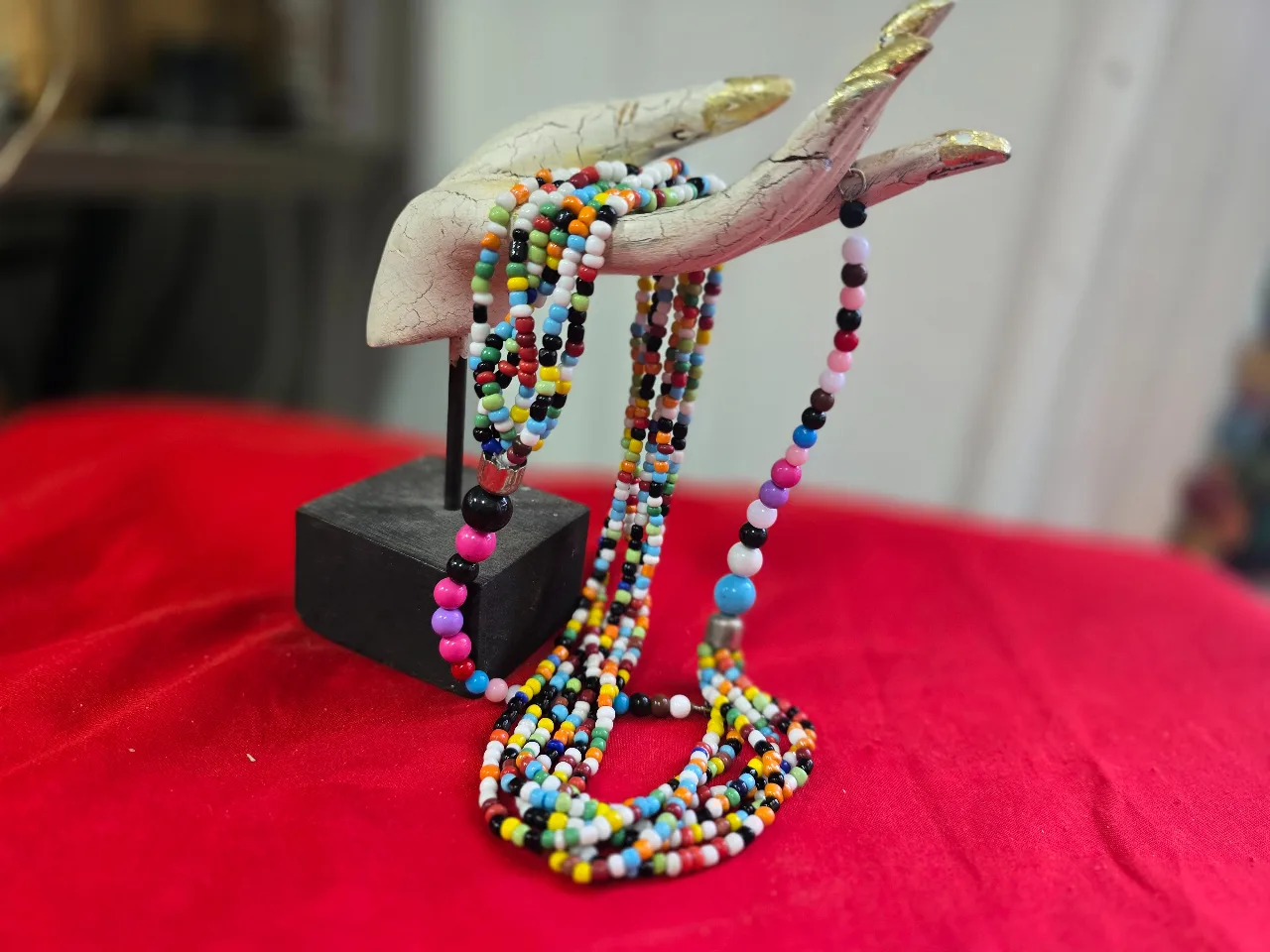 שרשרת גדולה וצבעונית עשוייה מהמון חרוזי זכועית בגדלים שונים פריט יפה