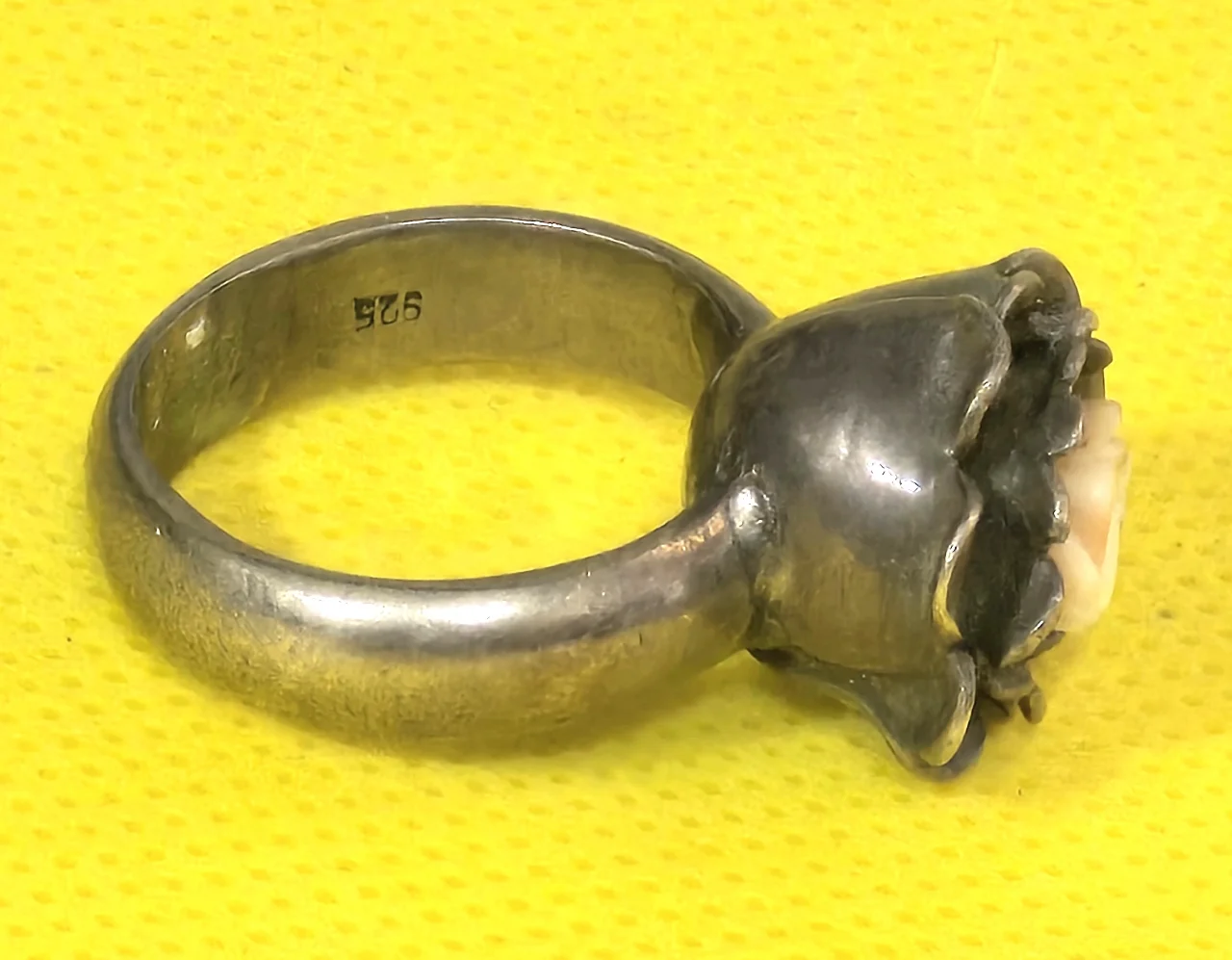 טבעת כסף 925 חתומה כאשר במרכזה שושנה כניראה מאמייאל מידה 8