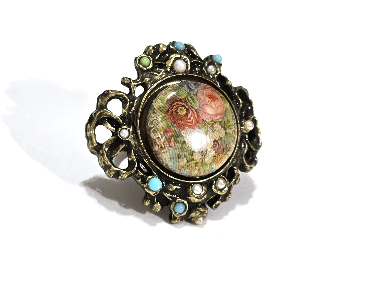 טבעת מהממת מבית מיכל נגרין הטבעת מתכווננת במרכזה עבודת אמאייל עם פרחים ושבוץ של אבני סברובסקי