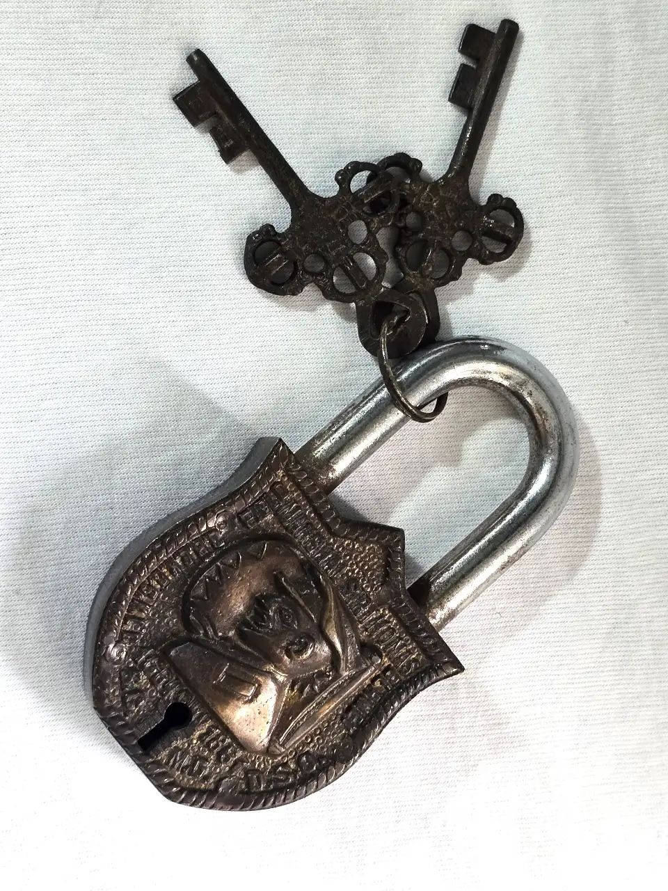 מנעול ברונזה ומתכת, כולל 2 מפתחות, המנעול מעוטר בדמותו של "MARSHAL SIR THOMAS" אורך 12 ס"מ