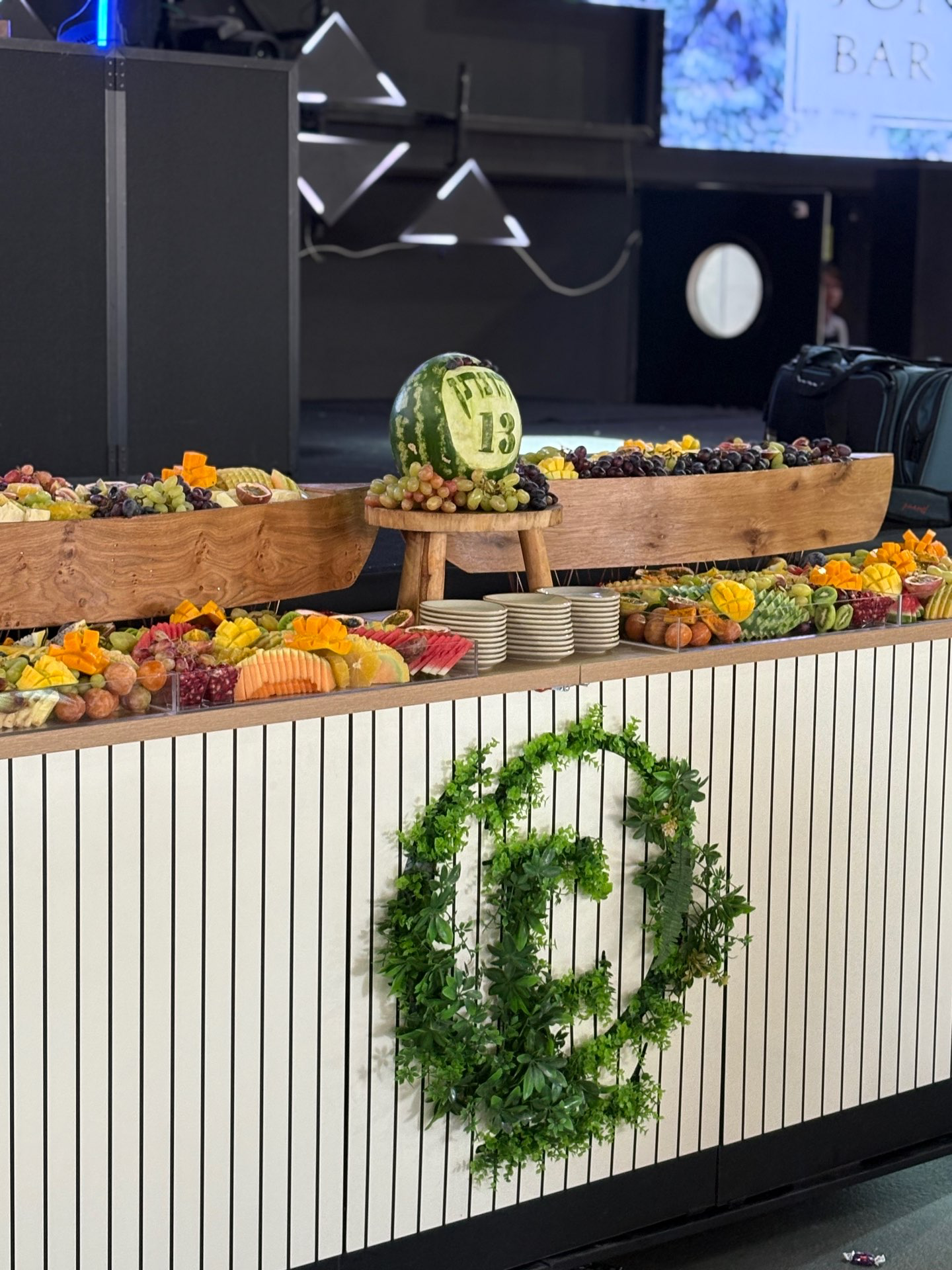 בר פירות מעוצב 2.8 מטרים.