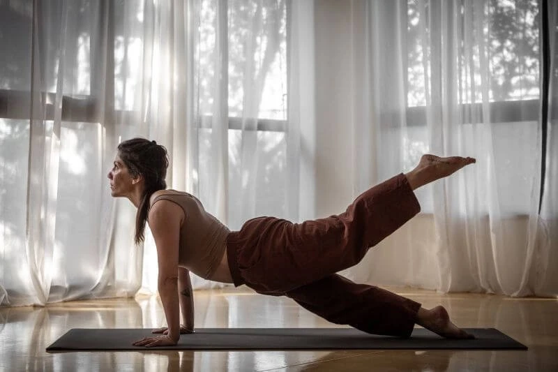 המדריך למתחילים באשטנגה: מה מצפה לכם בתרגול הראשון