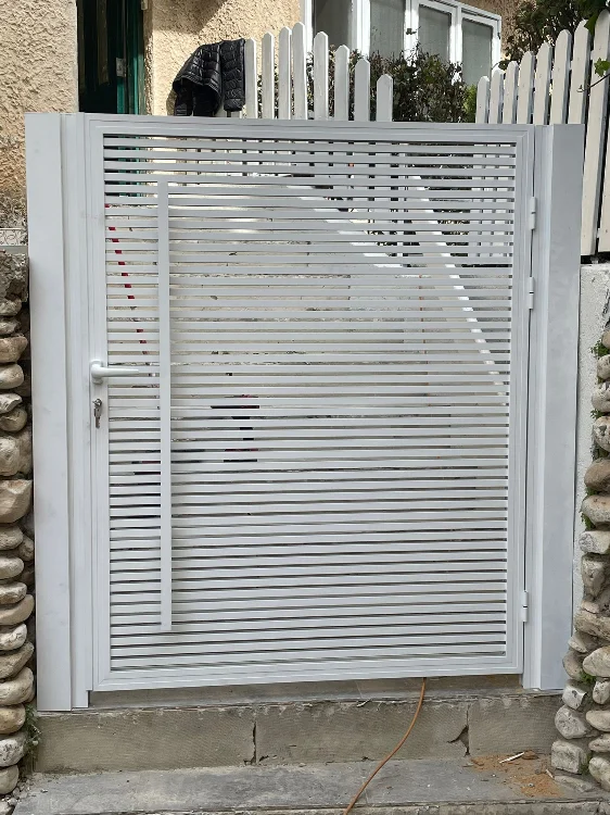 שער כניסה אלומיניום פסים רוחביים 