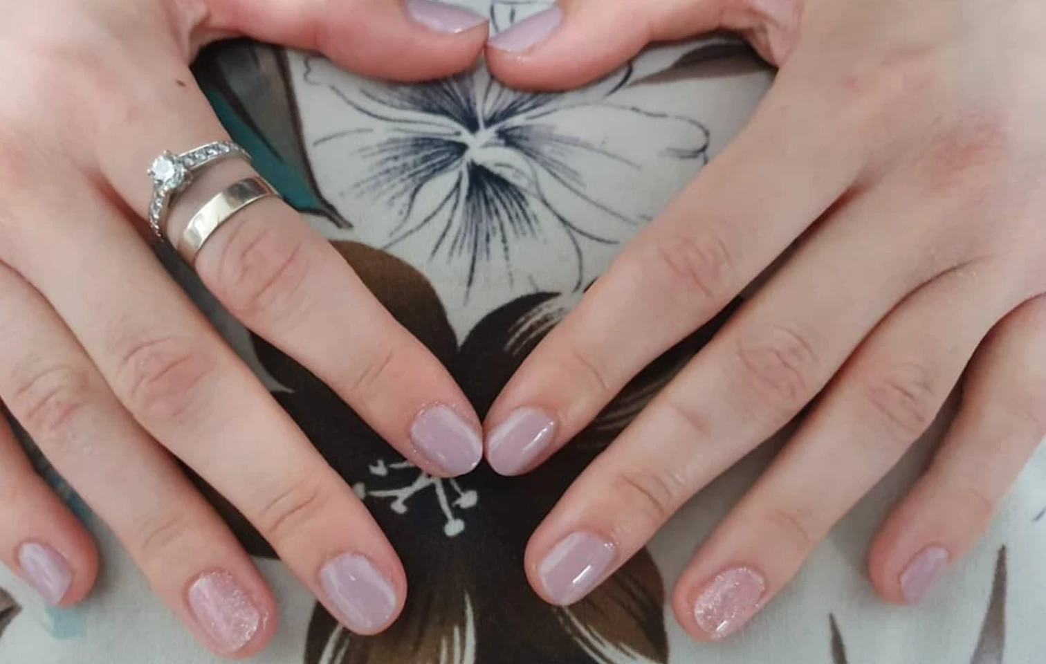 מניקור לק ג'ל