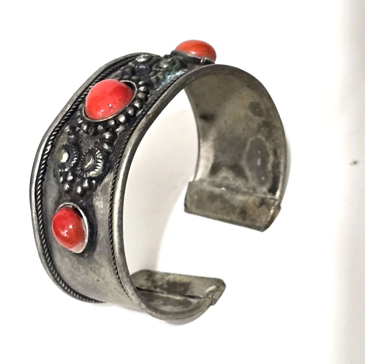 צמיד ישן בסגנון וינט'ג הצמיד מעוטר בעיטורים פליגרן מורכבים פרחים ופיתולים כנראה כסף נמוך כסף טיבטי ושלושה קוראלים