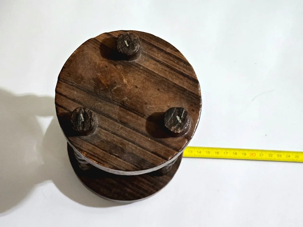 שעון חול שולחני גדול ממדים מידות בתמונות  וינטאג, גוף זכוכית ובסיס עץ וחול אדום