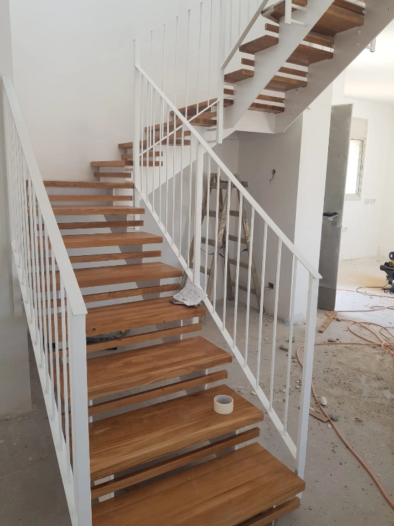 מדרגות מעקה סטדנרטי לבן