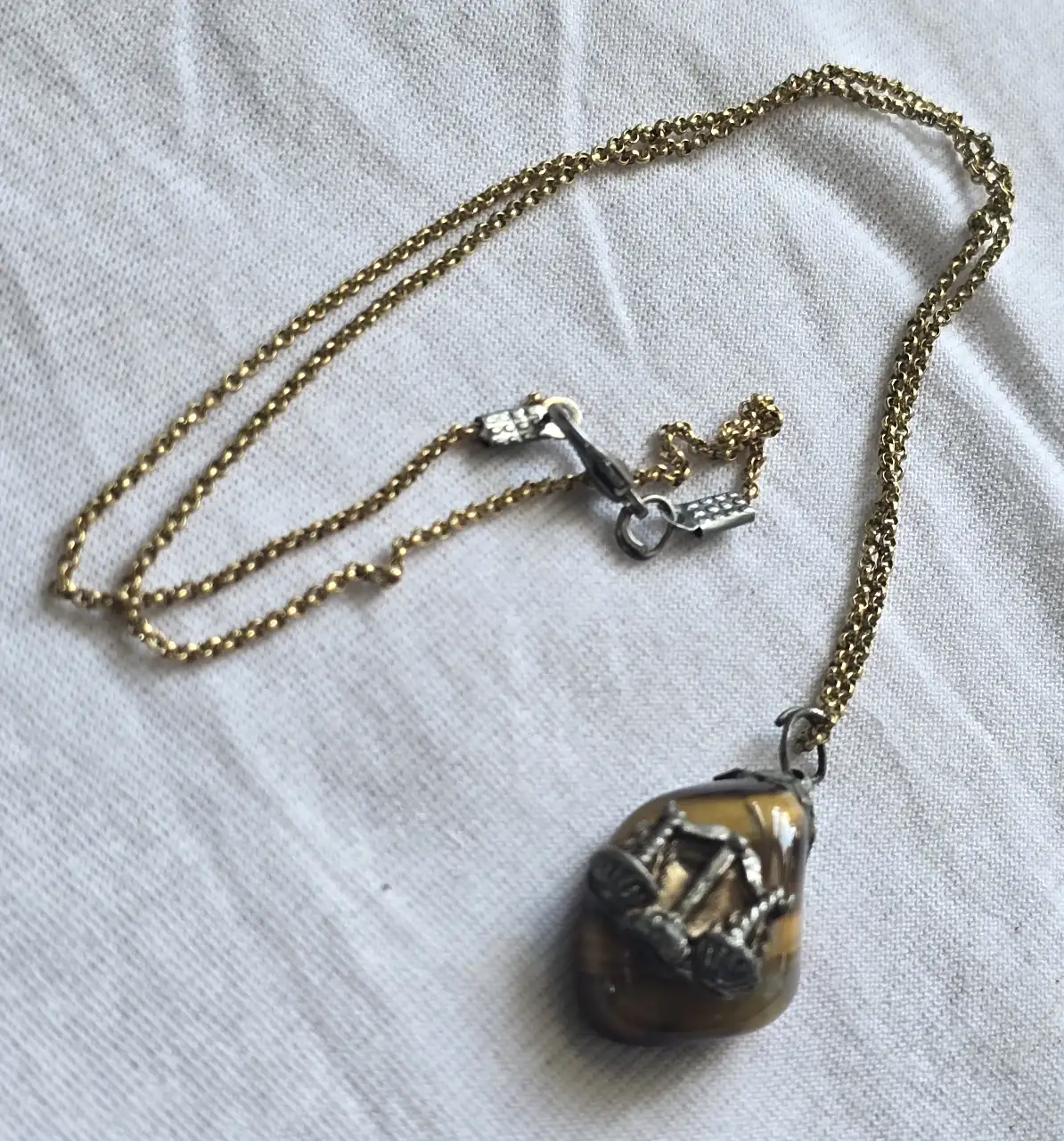 שרשרת עם סמל מזל מאזניים. על אבן עין הנמר. מצב טוב .