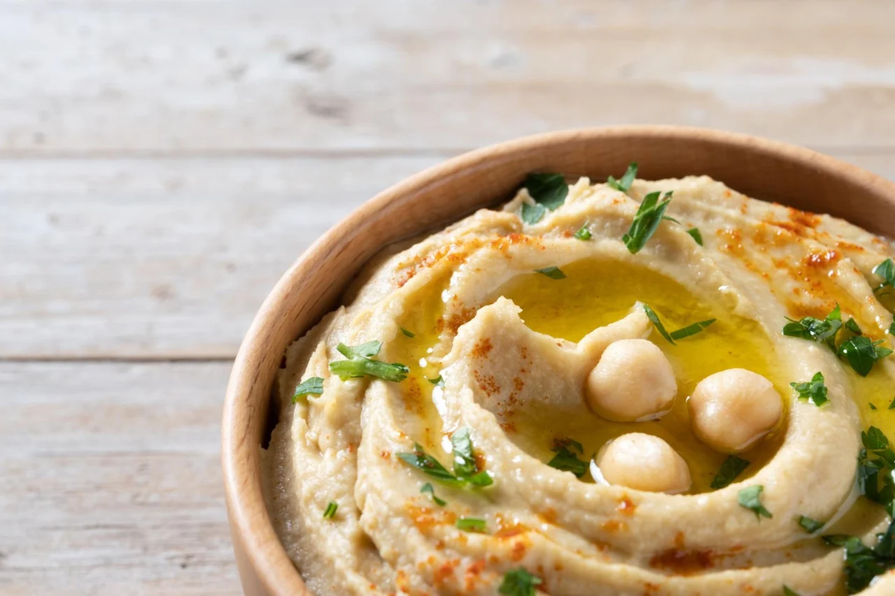 החומוס המושלם בהוד השרון: חוויה קולינרית אצל שולי