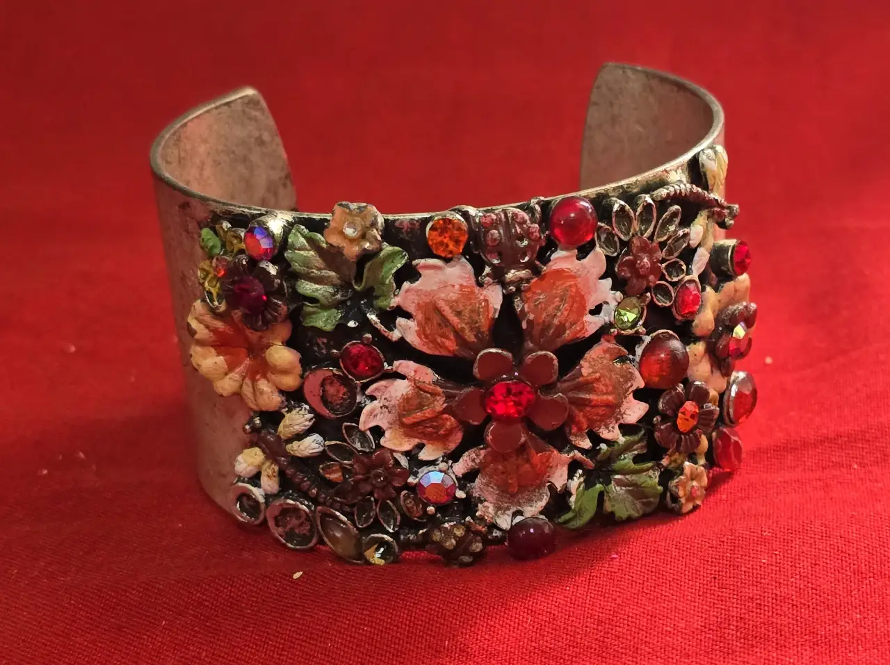 צמיד קשיח רחב עצוב פרחוני עשיר הכולל אמייל צבעוני ואבני סברובסקי צבעוניים הצמיד פתוח