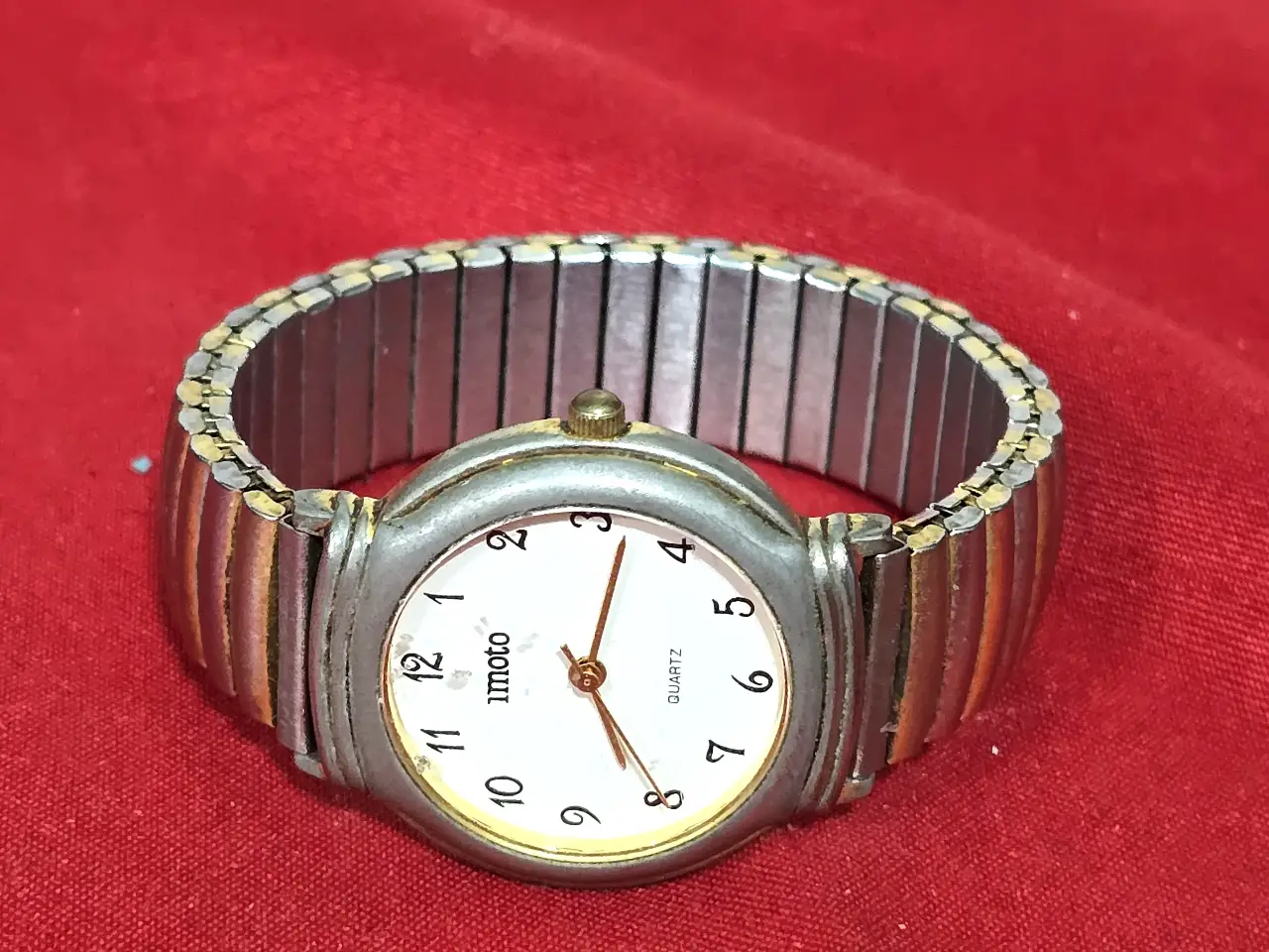 שעון יד וינט'ג בעל מנגנון קוורץ רצועת מתכת חוליות נמתחת עשויה פלדת אל-חלד מצב עבודה חוסר בסוללה