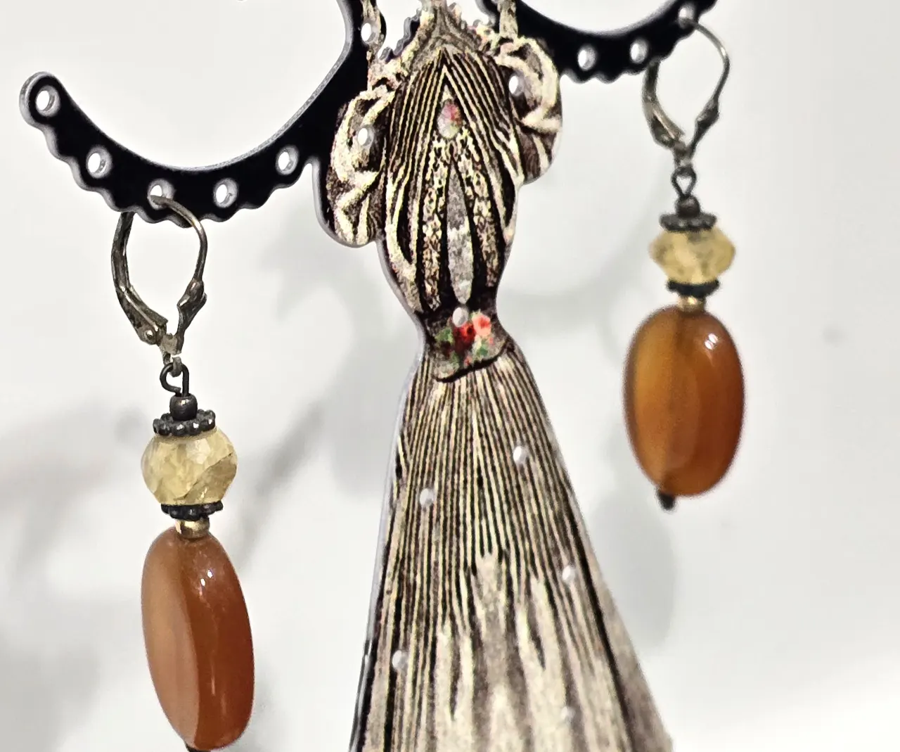 זוג עגילים תלוים עם אבן עינבר