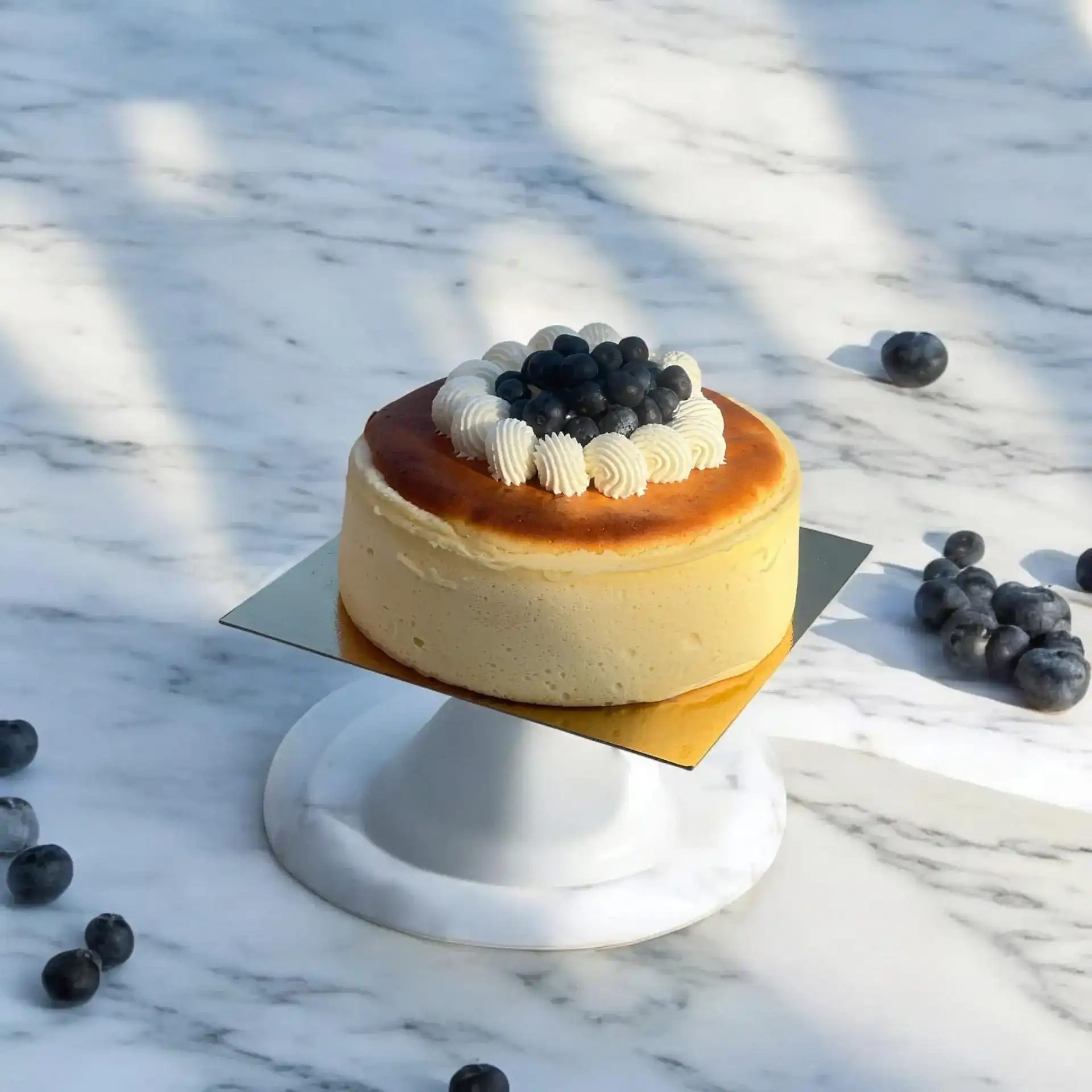 המלכה בלבן – עוגת הגבינה האלגנטית שמכתיבה סטנדרט חדש של טעם