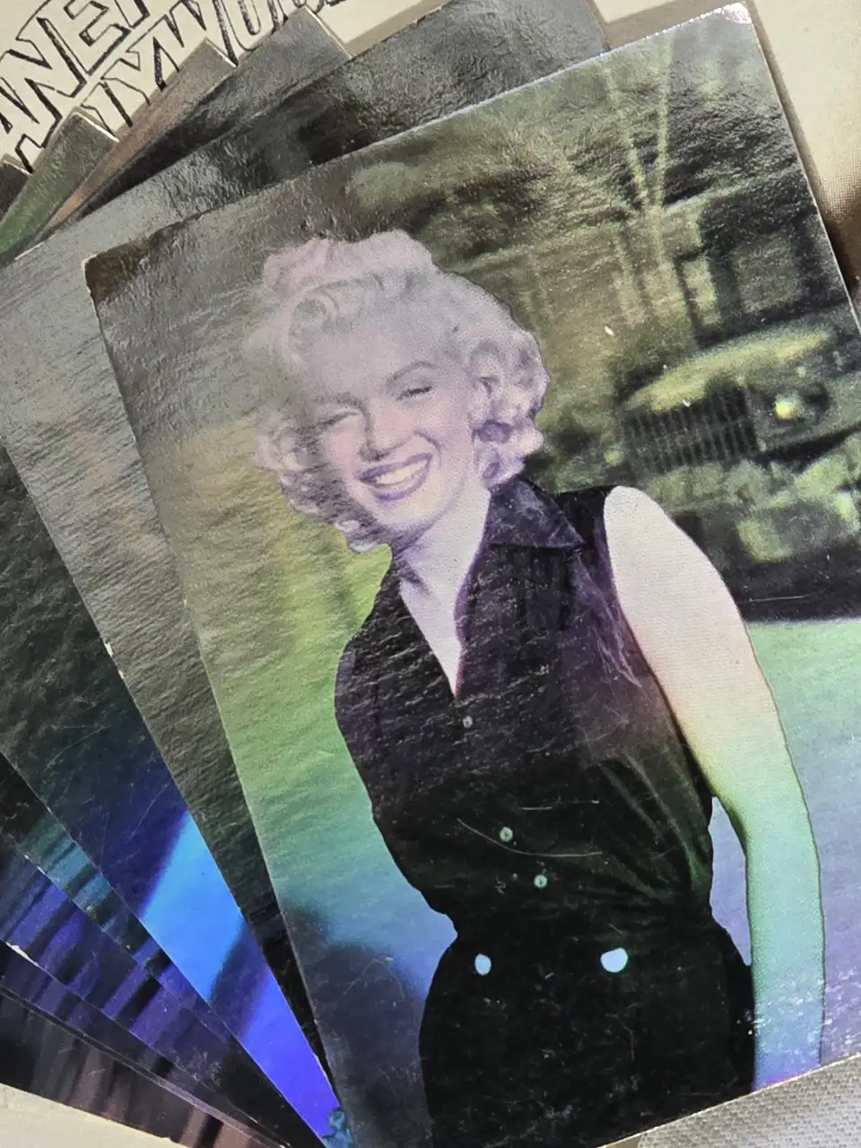 לוט 10 פריטי אספנות מרלין מונרו 1. מטבע לכבוד מרלין מונרו בתוך מעטפה מבויילת לכבוד מרלין מונרו 2 . 4 מאגדי קלפי אספנות מספר קלפים בכול מארז 3. 5 מעטפות מבוילות לכבוד מרלין מונרו