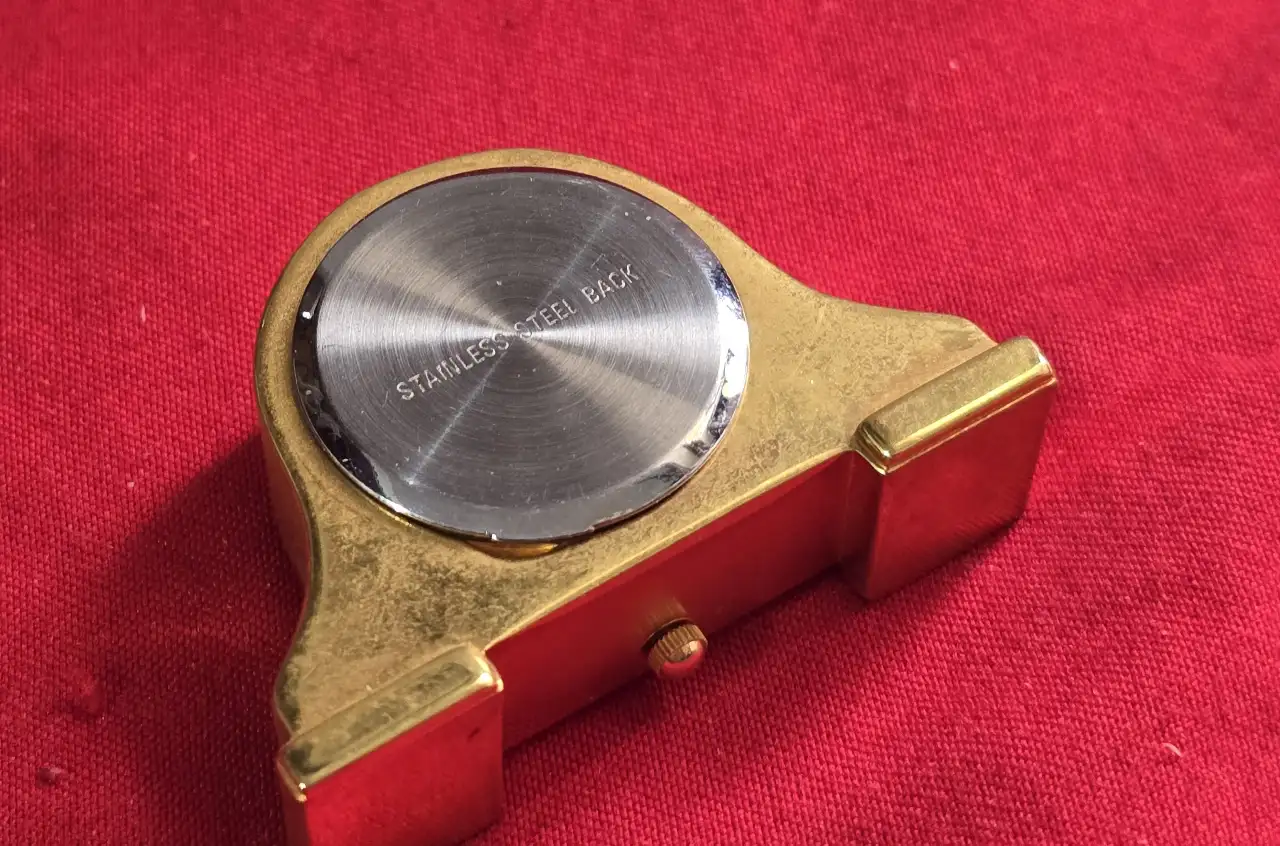 שעון מדף מיניאטורי איכותי עשוי ממתכת איכותית מוזהבת. מנגנון קווארץ איכותי.  רוחב 5 ס"מ.  השעון לא ניבדק - כנראה החלפת סוללה.  מצב: 	טוב