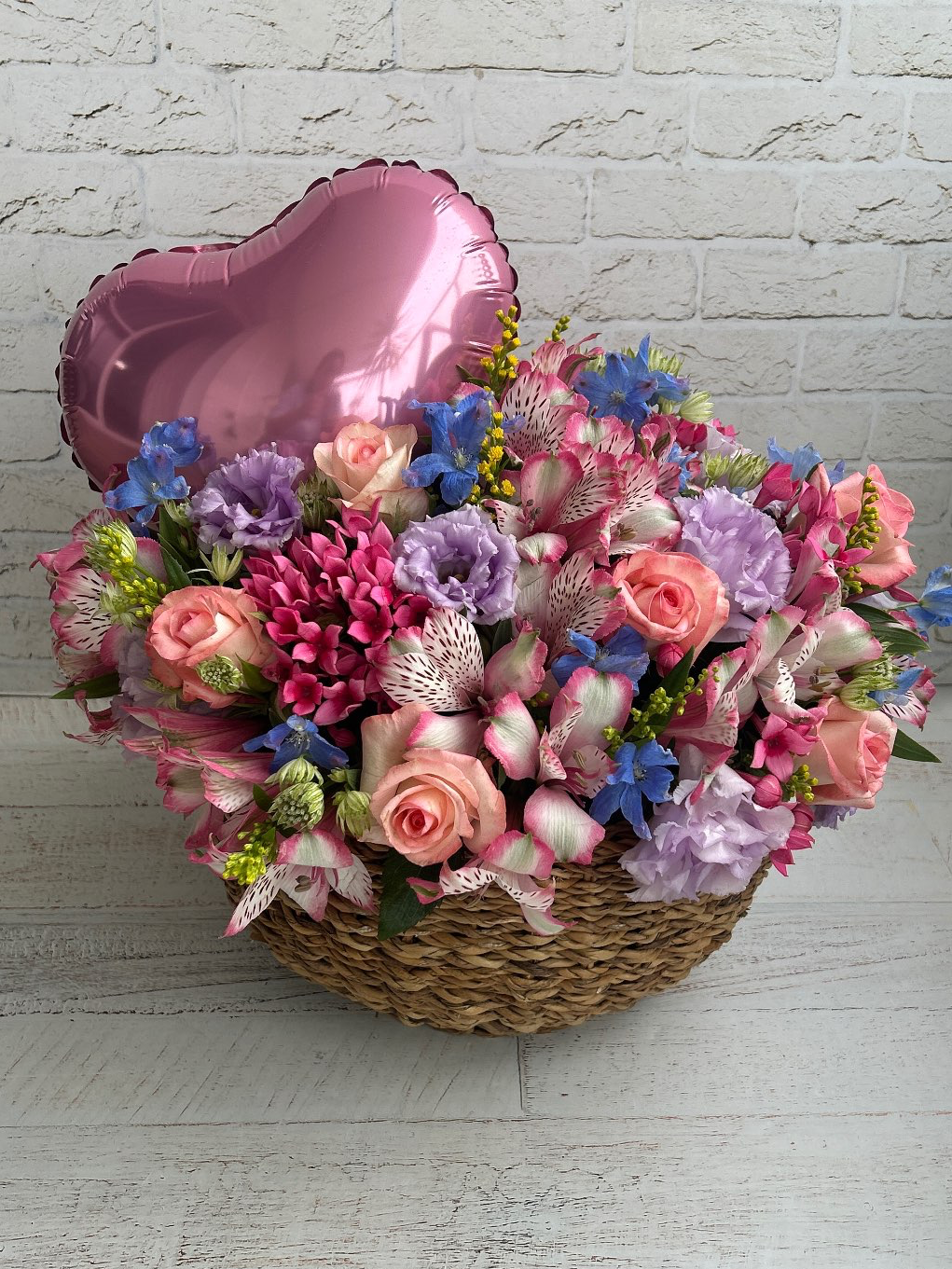 סלסלת פרחים עם בלון 450₪