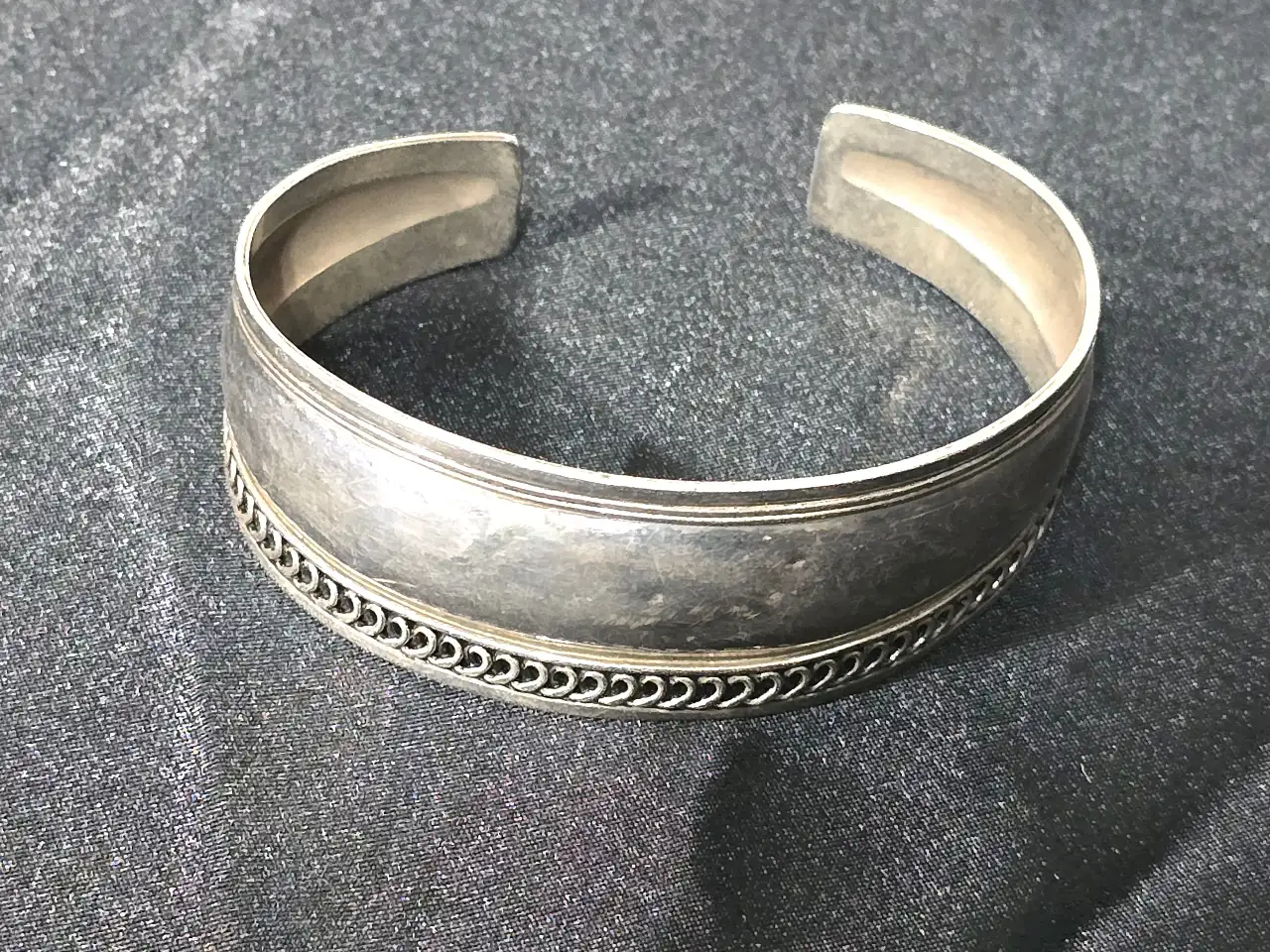 צמיד כסף 925 קשיח.  אורך: 16.7 ס"מ.  משקל: 17.5 גרם.  מצב שמור וטוב,