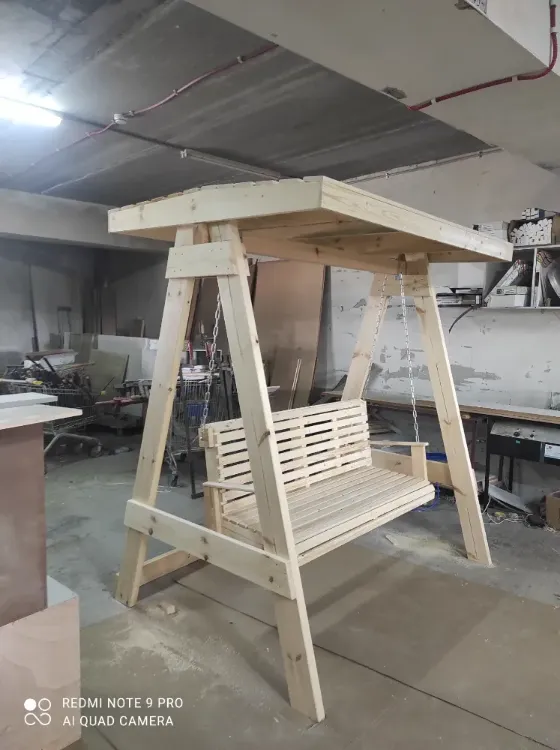 נדנדה מעוצבת מעץ מלא ניתן להזמין בתוספת גג או בלי גג