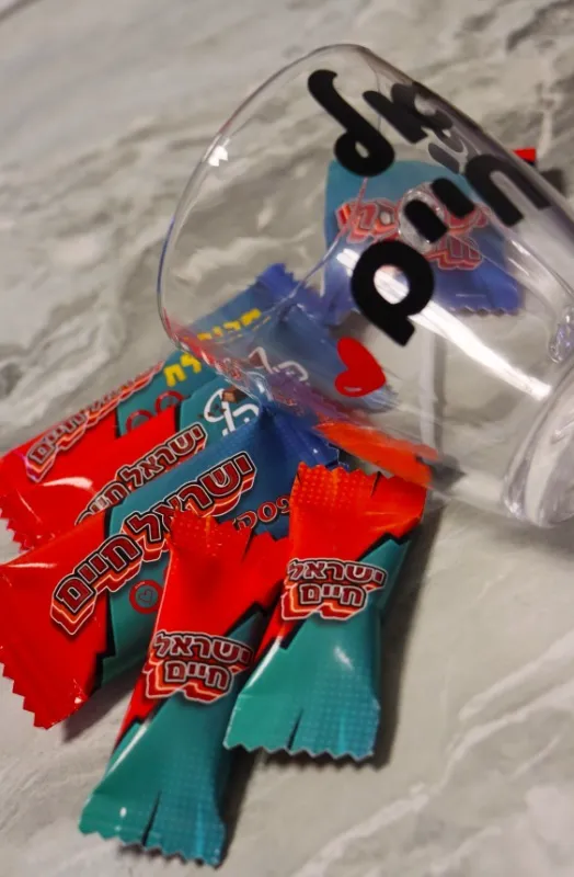 מארז שוקולדים מפנק בכוס ממותגת💙❤