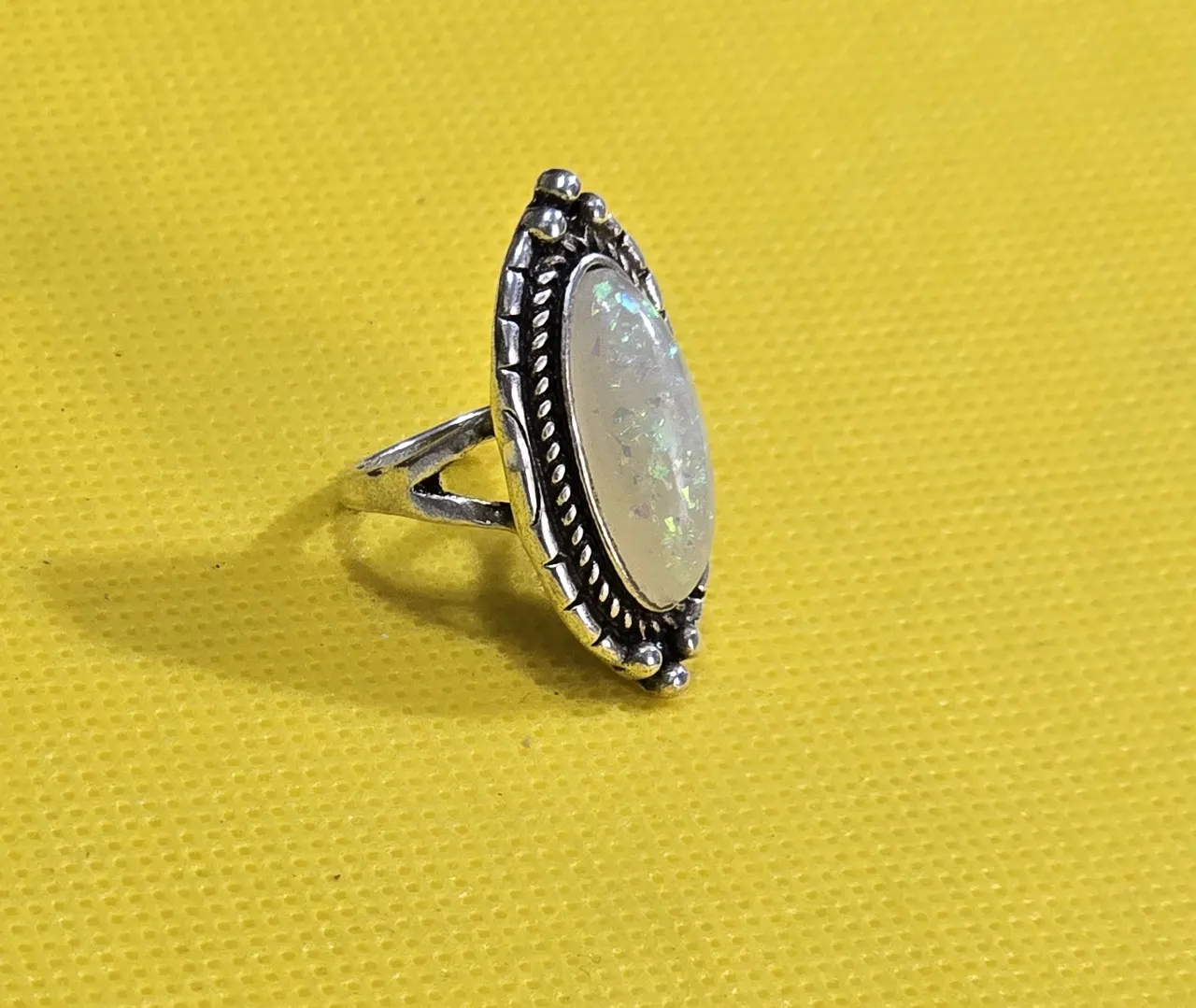 טבעת כסף משובצת באבן אופל. הערכה-מידה 5.5\6