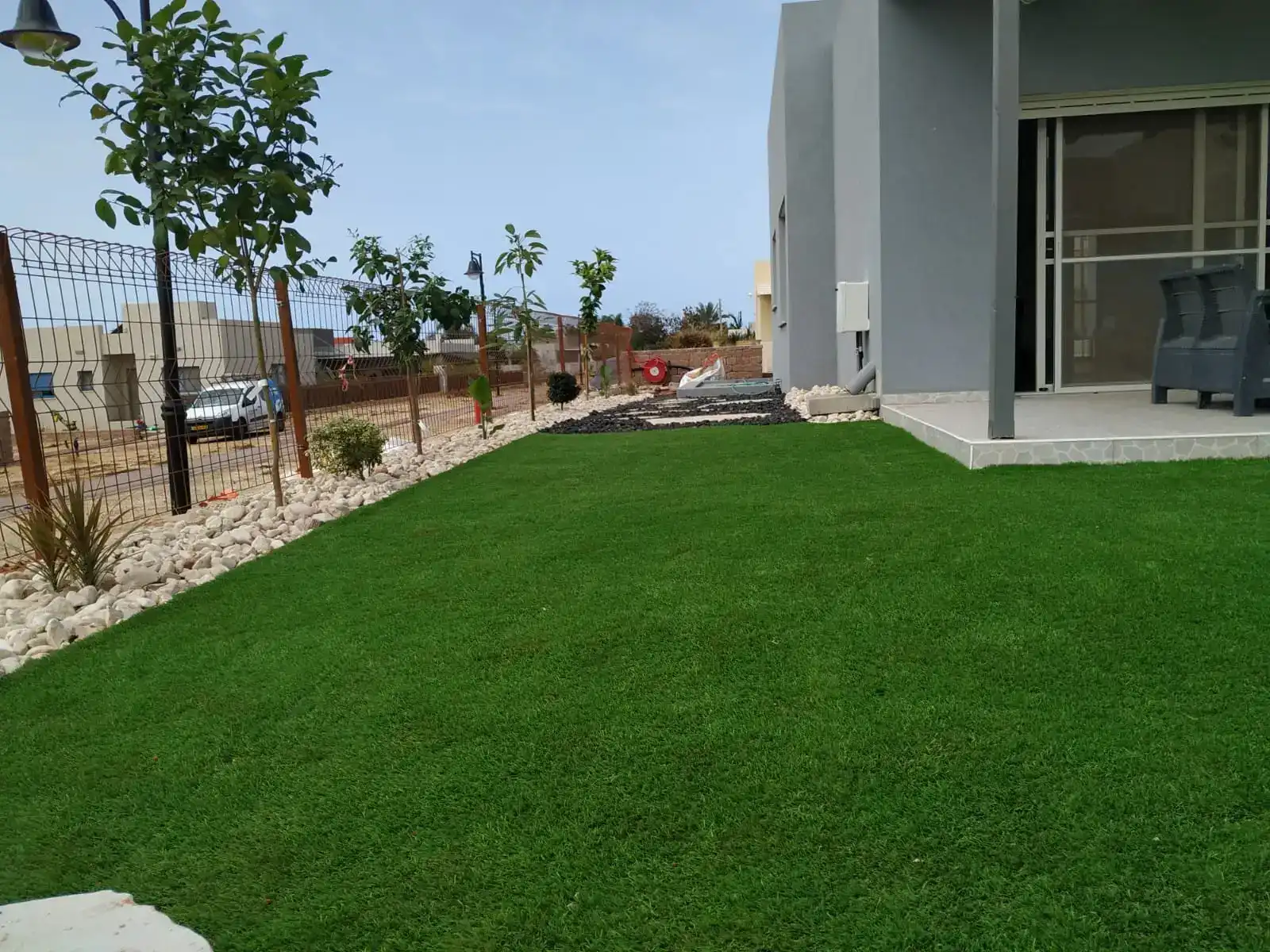  התקנת דשא סינטטי