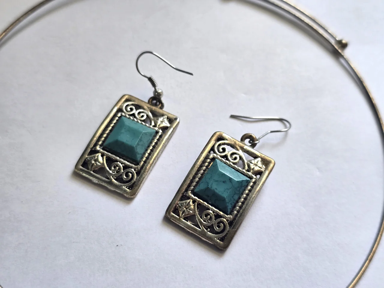 סט של שרשרת קולר (Choker) עם תליון מרובע תורכיז וזוג עגילים תואמים