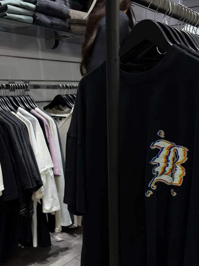 טי שירט שחורה