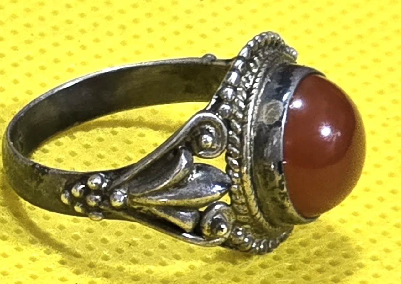 טבעת כסף ישנה ומרשימה באיכות מעולה....שבוץ אבן קורנילאן