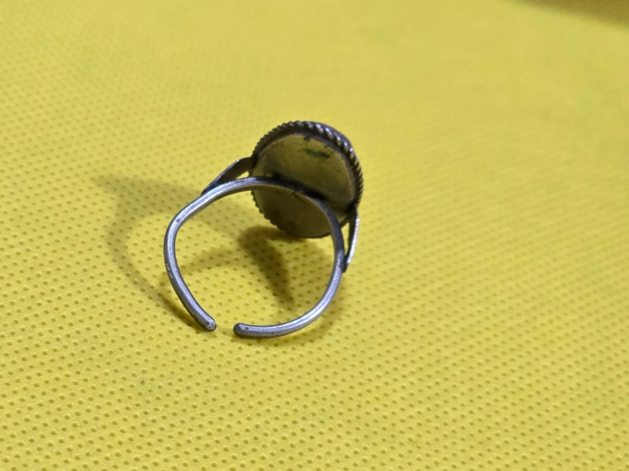 טבעת ישנה משולב ציור אמייל עבודת יד . מידה :6 USA משקל : 4.3 גרם