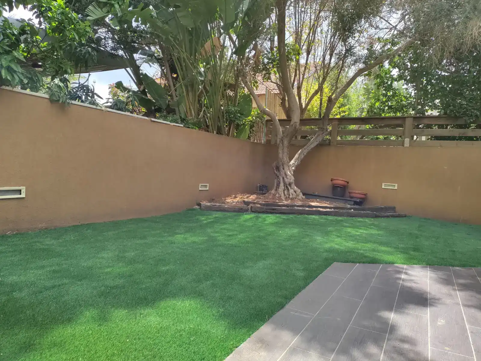  התקנת דשא סינטטי