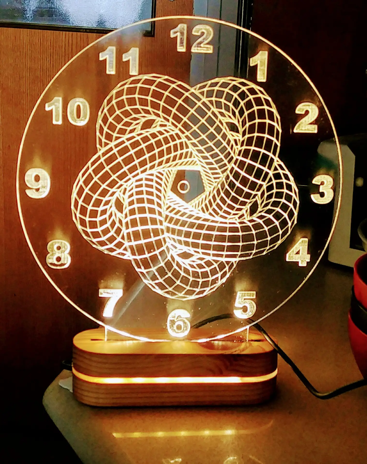 עבודות צריבה על זכוכית, מתכת ועור