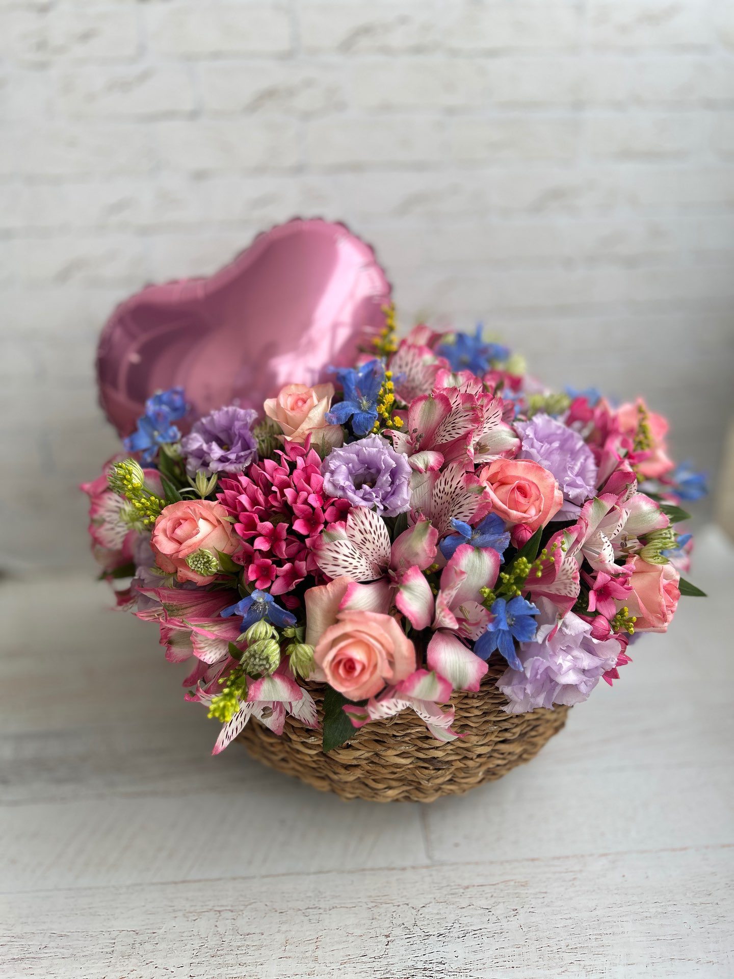 סלסלת פרחים עם בלון 450₪