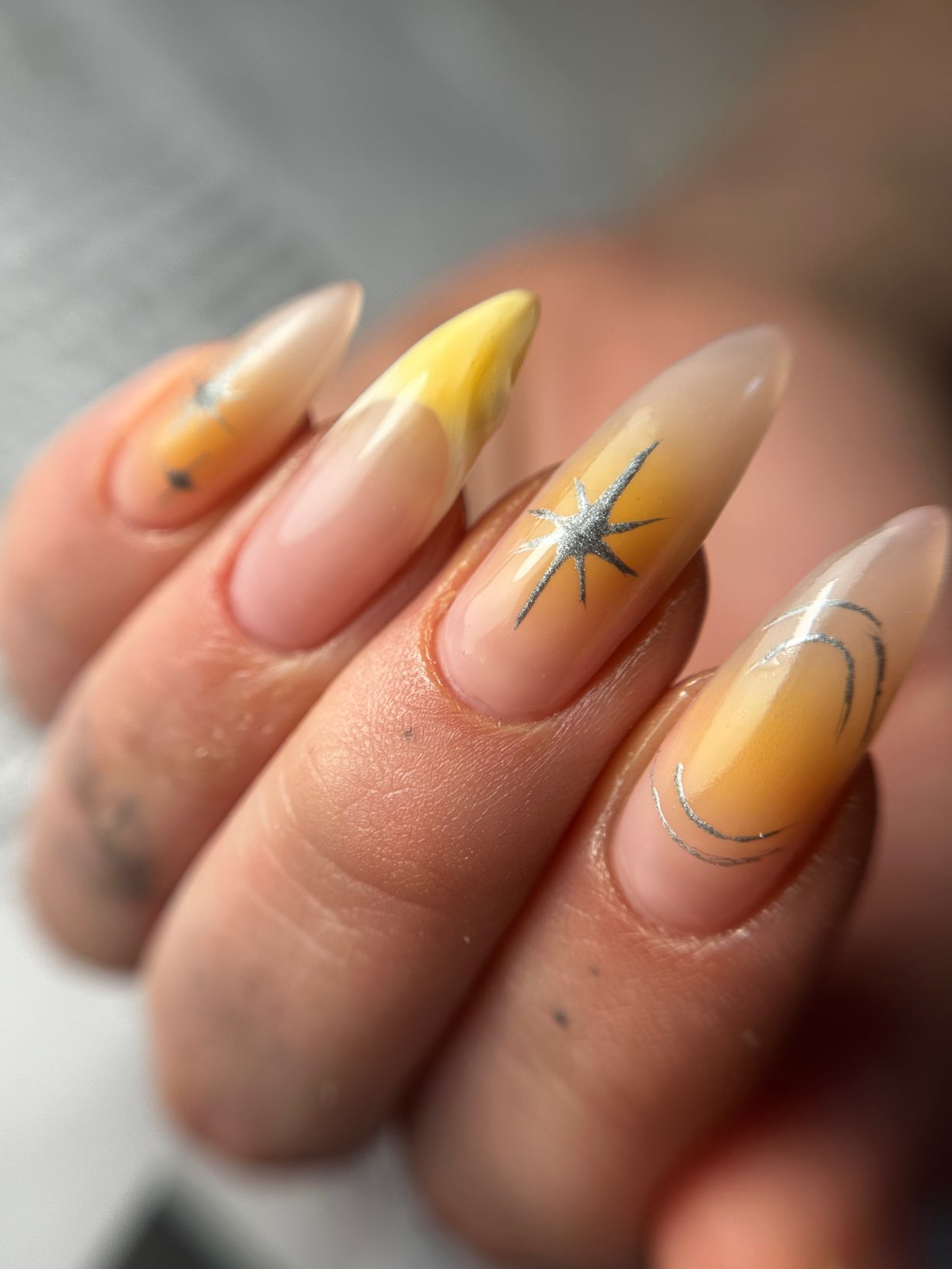 מילוי בג׳ל לחיזוק הציפורן הטבעית וקישוטים בג׳ל