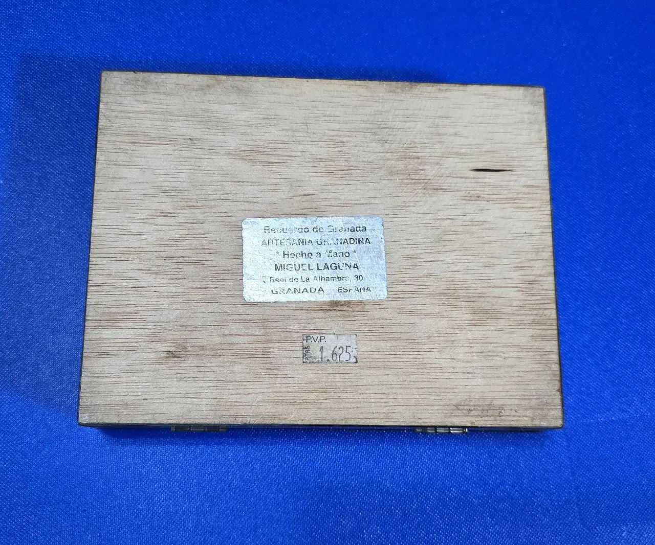 קופסה מהודרת לקלפים עבודת יד ספרד מרופדת בפנים כולל הקלפים