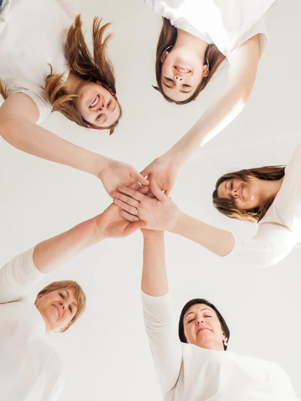 מה קורה בפועל בתוך מפגש מעגל נשים חודשי?