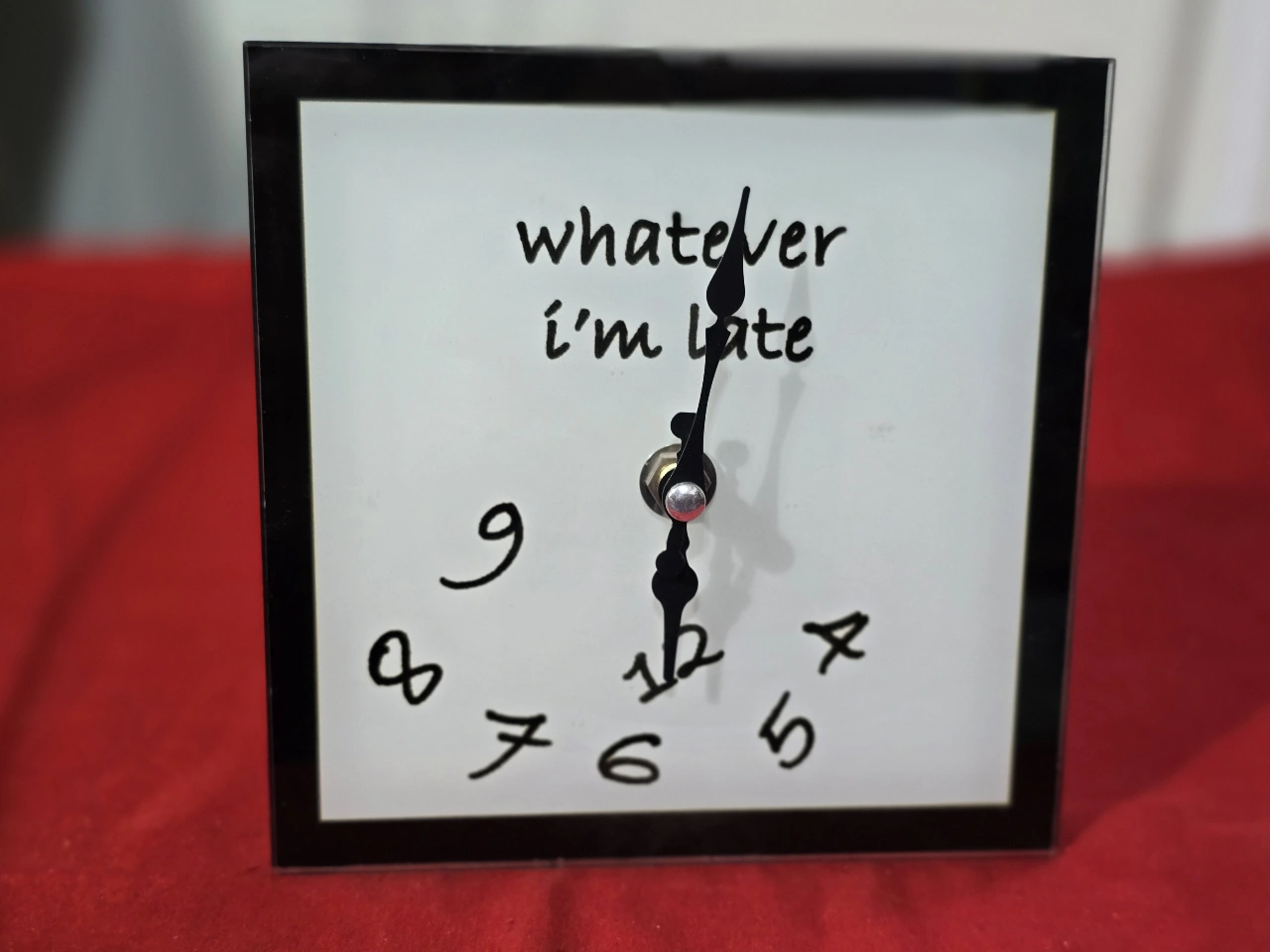 שעון שולחני במצב עבודה שעון למאחרים (whatever i m Late) לוח זכוכית מידות 15*15