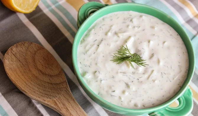 רוטב יוגורט שום שמיר ודבש